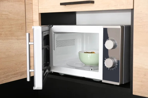 Öppen modern mikrovågsugn med skålen i köket — Stockfoto
