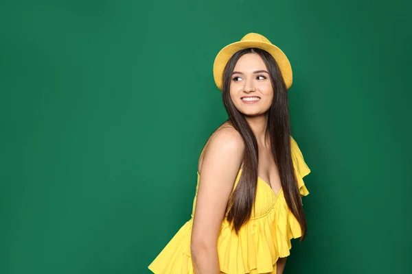 Hermosa mujer joven en ropa elegante sobre fondo de color, espacio para el texto — Foto de Stock