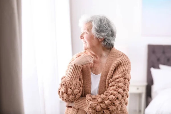 Portret pięknej babki w sweter w domu — Zdjęcie stockowe