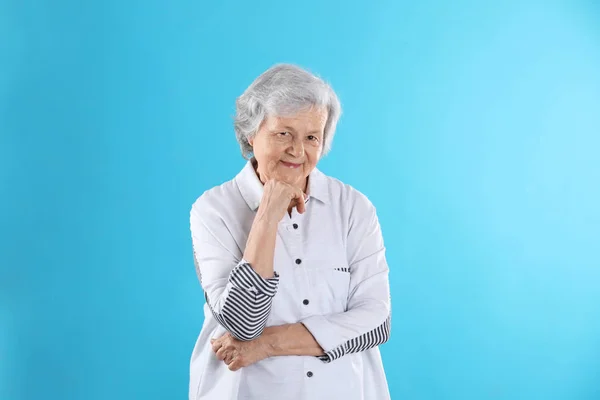 Büyükanne renk arka plan üzerinde şık giysiler içinde portresi — Stok fotoğraf