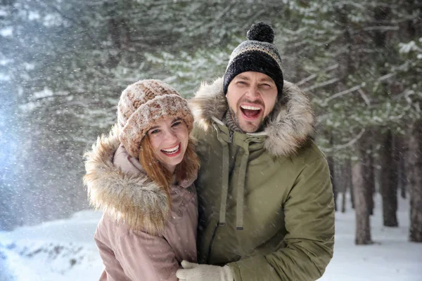 Retrato de casal feliz na floresta no dia da neve — Fotografia de Stock