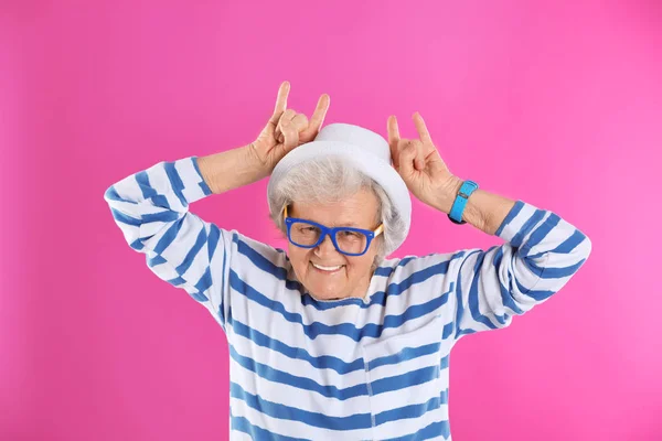 Retrato de abuela fresca sobre fondo de color — Foto de Stock