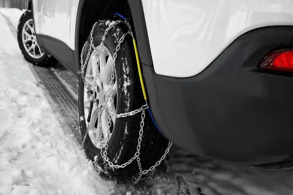 Araba lastiği, closeup üzerinde kar zinciri ile. Kış sezonu — Stok fotoğraf