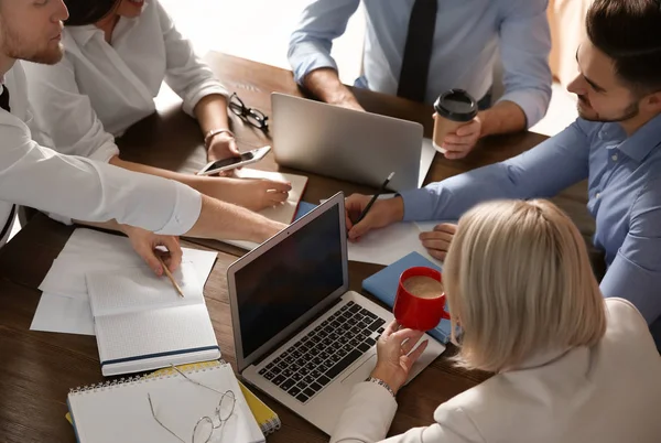 Mensen uit het bedrijfsleven bespreken werk zaken aan tafel in kantoor, boven weergave. Professionele communicatie — Stockfoto