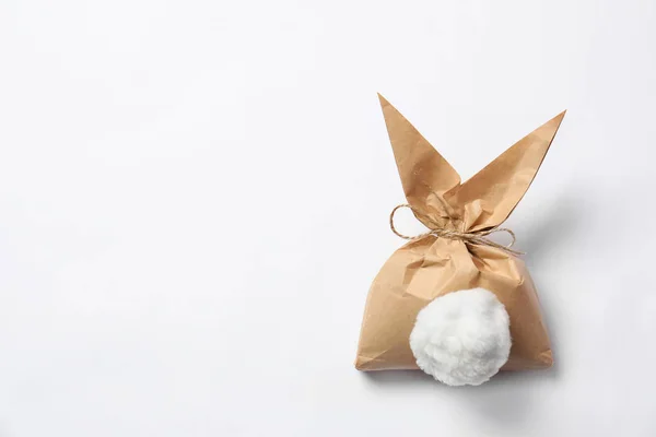 Bolso de regalo creativo para conejito de Pascua sobre fondo blanco, vista superior — Foto de Stock