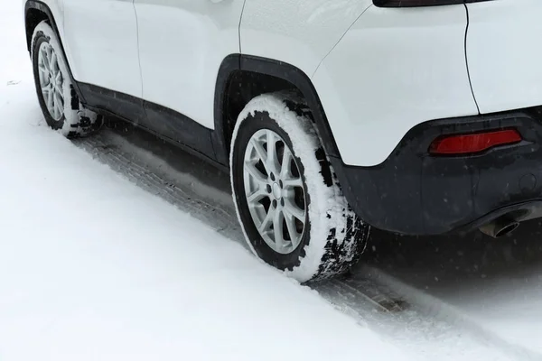 Carro moderno na estrada nevada, vista close-up. Temporada de Inverno — Fotografia de Stock