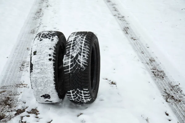 New winter tires on fresh snow. Space for text — Stock Photo, Image