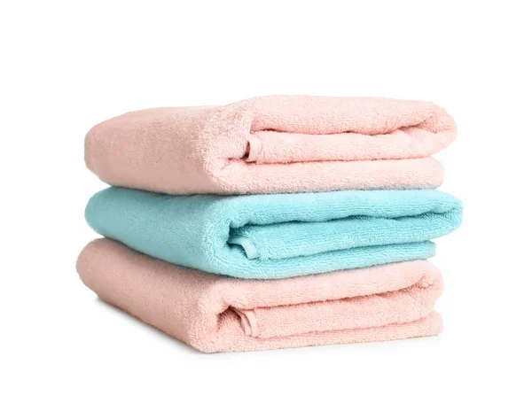Skládací měkký froté ručníky na bílém pozadí — Stock fotografie