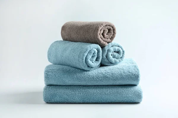 Stapel verse donzige handdoeken op grijze achtergrond — Stockfoto