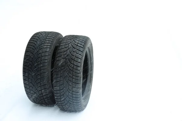 New winter tires on fresh snow. Space for text — Stock Photo, Image