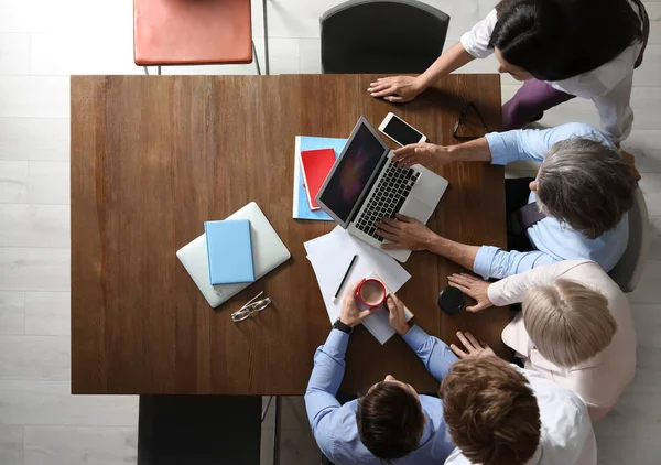 Gente de negocios discutiendo asuntos de trabajo en la mesa en la oficina, vista superior con espacio para el texto. Comunicación profesional —  Fotos de Stock