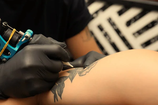 Artista professionista che fa tatuaggi nel salone, primo piano — Foto Stock