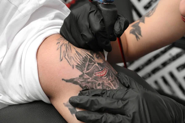 Artista professionista che fa tatuaggi nel salone, primo piano — Foto Stock