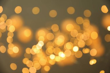 Koyu arka plan üzerinde bulanık görünüm Altın ışık. Bokeh etkisi
