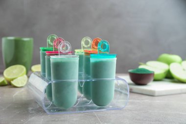 Dondurma kalıp masada lezzetli spirulina popsicles
