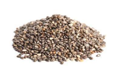 Beyaz üzerine izole edilmiş chia tohumları yığını