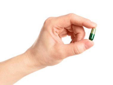 Spirulina hap beyaz zemin üzerine, closeup tutan kadın