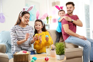 Mutlu aile evde Paskalya tatil hazırlanma