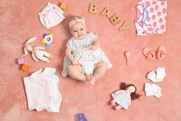 Schattige kleine baby met kleding en accessoires op kleur deken, top uitzicht — Stockfoto