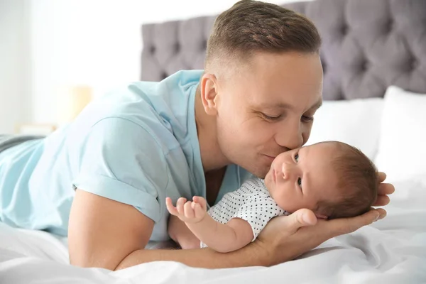 Muž s jeho novorozené dítě na posteli — Stock fotografie