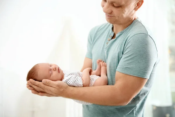Muž, který držel své novorozené dítě doma — Stock fotografie