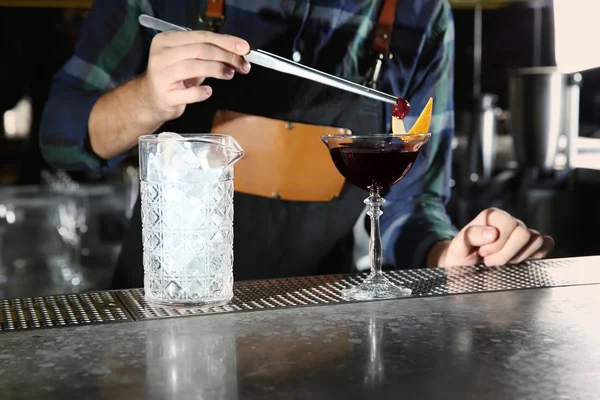 Barmann dekoriert alkoholischen Cocktail am Tresen in der Kneipe, Nahaufnahme — Stockfoto