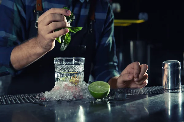 Barman a fazer cocktail Mojito ao balcão no pub, de perto. Espaço para texto — Fotografia de Stock