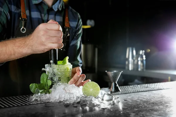 Barmann macht Mojito-Cocktail am Tresen in der Kneipe, Nahaufnahme. Raum für Text — Stockfoto