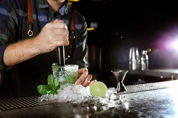 Barman a fazer cocktail Mojito ao balcão no pub, de perto. Espaço para texto — Fotografia de Stock