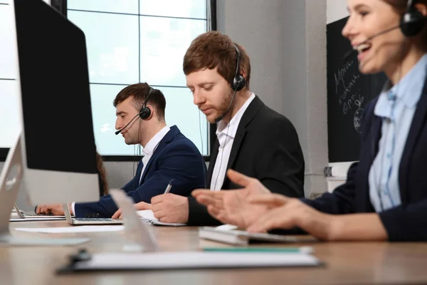 Technisches Support-Team mit Headsets am Arbeitsplatz — Stockfoto