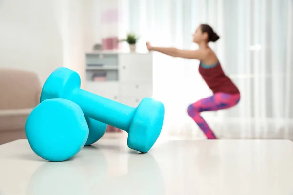 Mujer haciendo ejercicio físico en casa, se centran en pesas. Espacio para texto — Foto de Stock