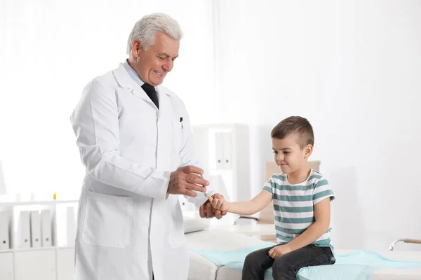 Pequeno paciente e médico com caneta lancet no hospital. Controlo da diabetes — Fotografia de Stock