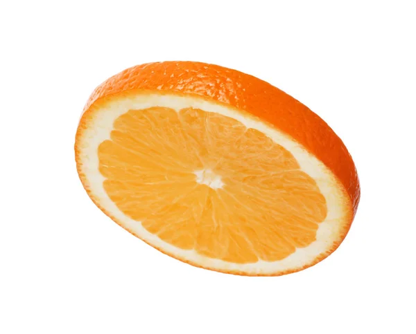 Rebanada de naranja jugosa fresca aislada en blanco — Foto de Stock
