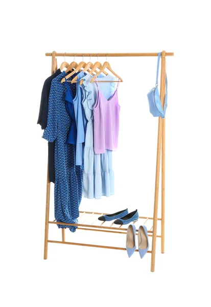 Nuovo armadio rack con elegante signora vestiti e scarpe su sfondo bianco — Foto Stock