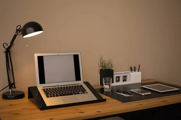 Interior moderno del lugar de trabajo con ordenador portátil y dispositivos en la mesa. Espacio para texto —  Fotos de Stock