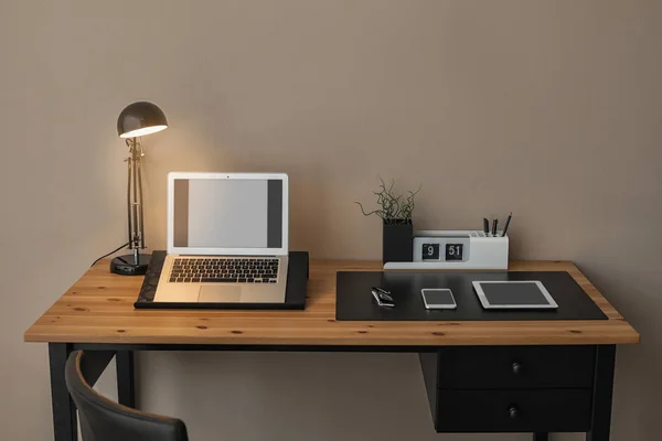 Wnętrze nowoczesne miejsca pracy z laptopa i urządzenia na stole. Miejsca na tekst — Zdjęcie stockowe