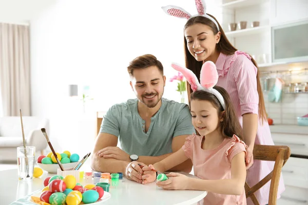 Baba, anne ve kızı mutfak, metin için yer Paskalya yumurta boyama — Stok fotoğraf