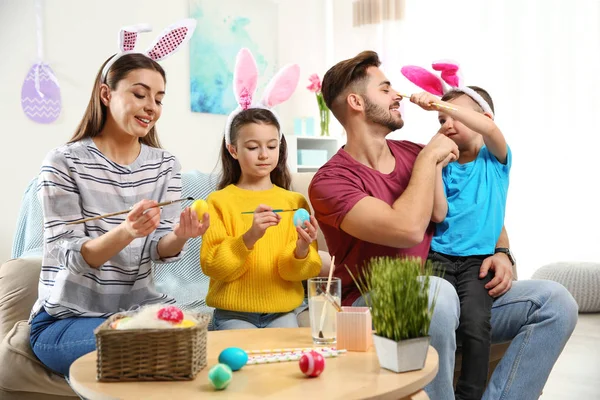 Glückliche Familie bereitet sich zu Hause auf Osterferien vor — Stockfoto