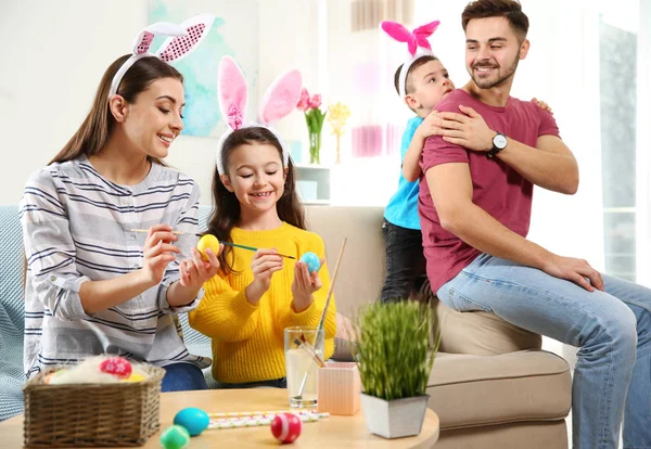 Mutlu aile evde Paskalya tatil hazırlanma — Stok fotoğraf