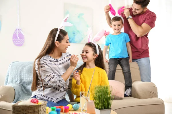 Glückliche Familie bereitet sich zu Hause auf Osterferien vor — Stockfoto