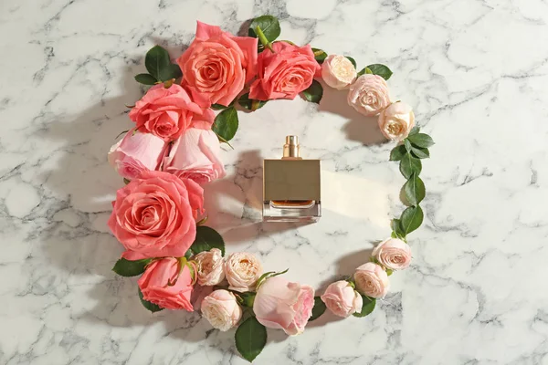 香水と大理石の背景、フラットにバラのボトルで美しい構図レイアウト — ストック写真