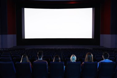 Sinema tiyatro film izlerken gençler. Metin için yer