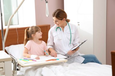İntravenöz damla hastanede doktor ziyareti sırasında çizim ile küçük çocuk