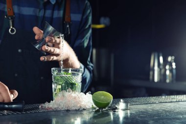 Barmen Mojito kokteyl barda, closeup kontuarında yapma. Metin için yer