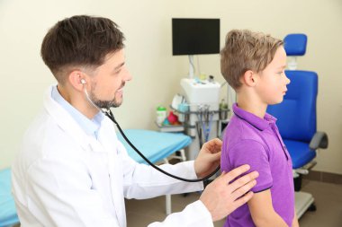 Erkek doktor hastanede stetoskop ile küçük çocuk incelenmesi