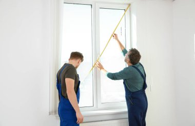 Servis penceresi kapalı kurulum için ölçme adamları