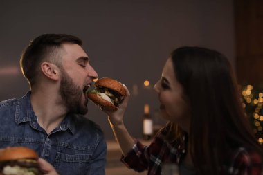 Genç çift burger restoranda öğle yemeği