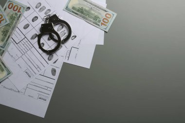 Para, kelepçe ve parmak izi kayıt sayfaları gri arka plan, metin için yer ile üstten görünüm üzerinde. Adli soruşturma
