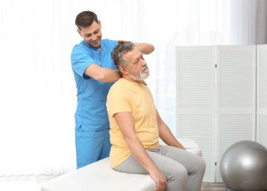 Fizyoterapist hastada klinik çalışma. Rehabilitasyon tedavisine