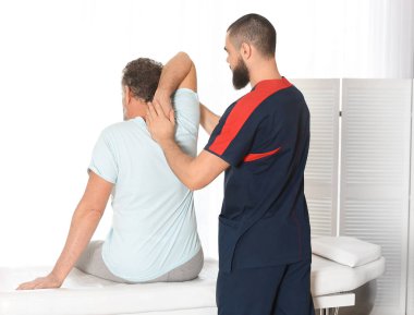 Fizyoterapist hastada klinik çalışma. Rehabilitasyon tedavisine